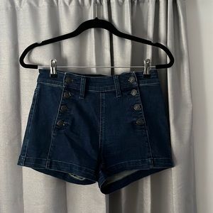 Front bottom up high waisted shorts